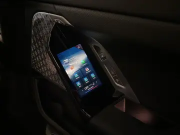 BMW M760e xDrive TV-Fond-Entertainment Autobahnass.