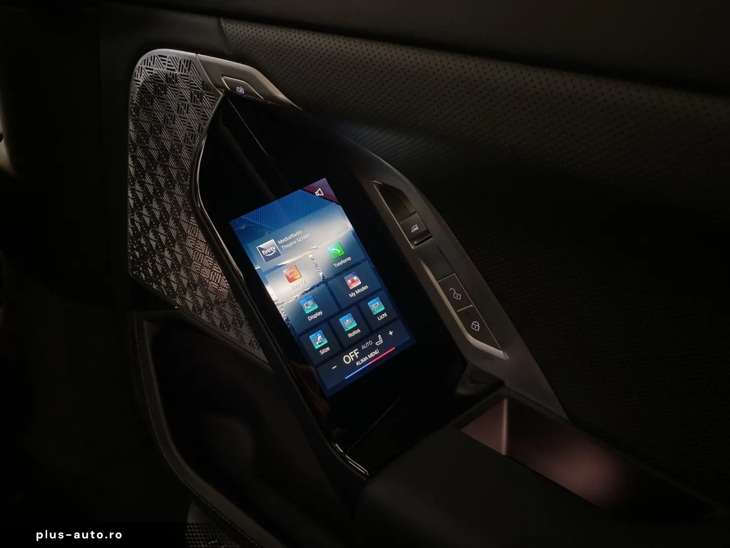 BMW M760e xDrive TV-Fond-Entertainment Autobahnass.