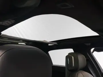 BMW M760e xDrive TV-Fond-Entertainment Autobahnass.