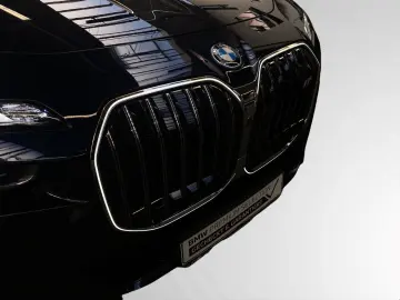 BMW M760e xDrive TV-Fond-Entertainment Autobahnass.