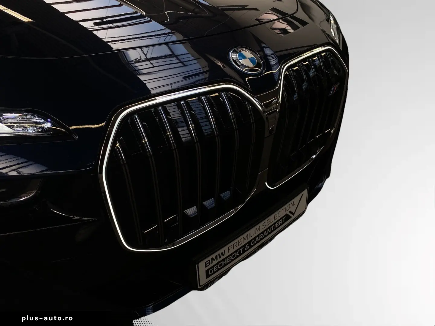 BMW M760e xDrive TV-Fond-Entertainment Autobahnass.