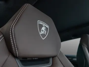 LAMBORGHINI Urus S Akrapovic