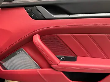 PORSCHE 911 992 Targa 4 GTS Burmester Lift