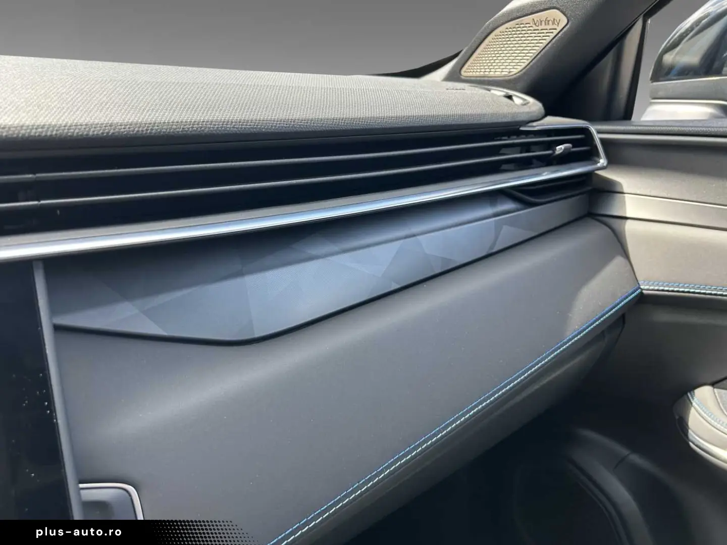 LYNC AND CO 01 1.5TD PHEV DCTH  Panodach 360  Infinity Sound