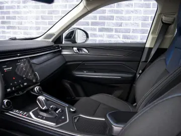 LYNC AND CO 01 1.5 Plug-in Hybrid   panorama dach   Adaptive