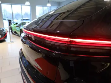 PORSCHE Macan Electric 4  AHK BOSE PANO