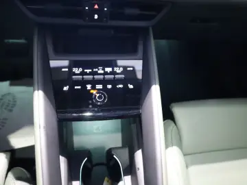 PORSCHE Macan Electric 4  AHK BOSE PANO