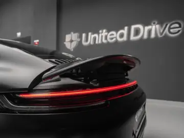 PORSCHE 911 Carrera 4 GTS