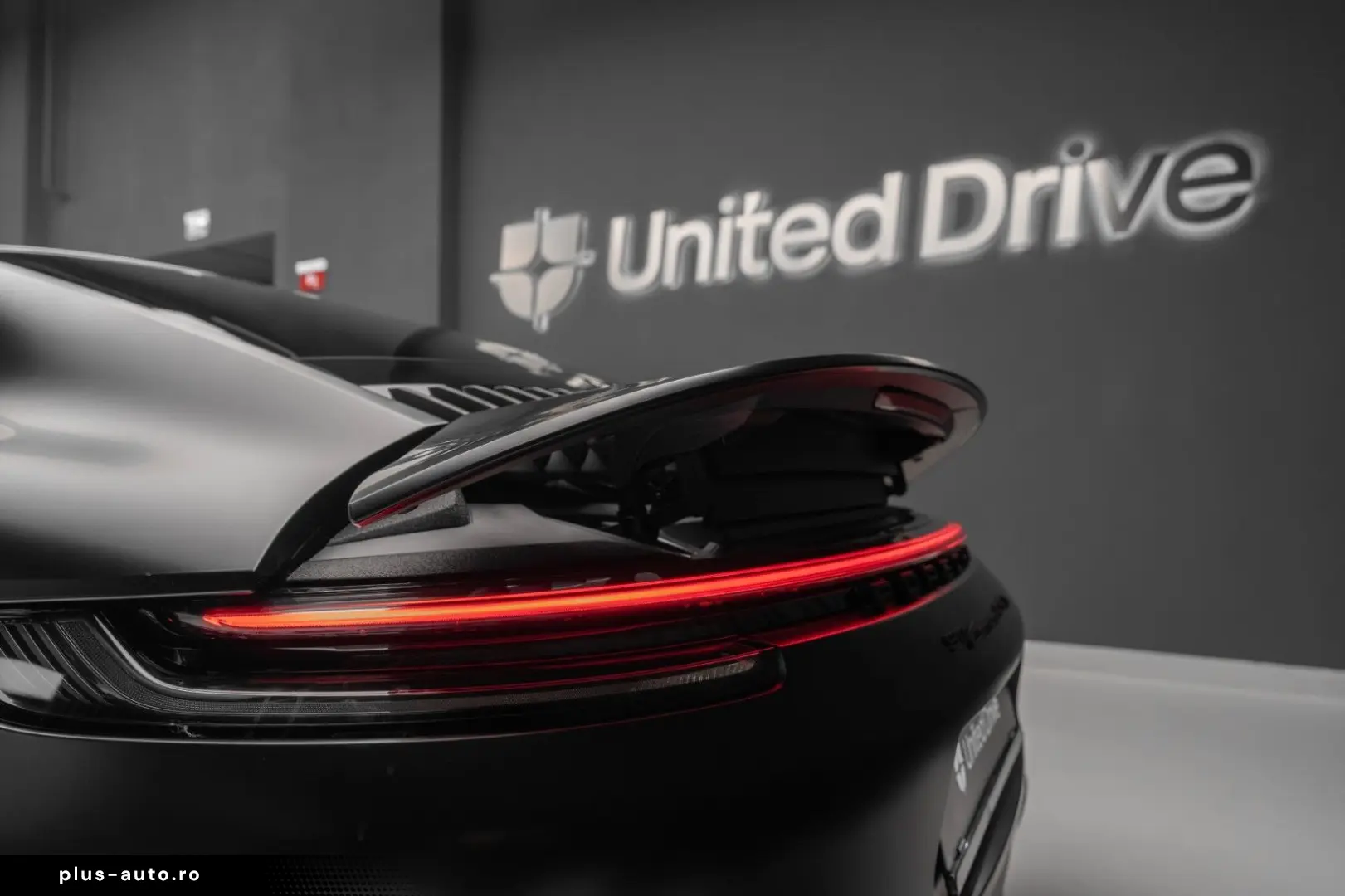 PORSCHE 911 Carrera 4 GTS