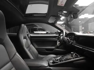 PORSCHE 911 Carrera 4 GTS