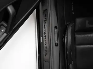 PORSCHE 911 Carrera 4 GTS