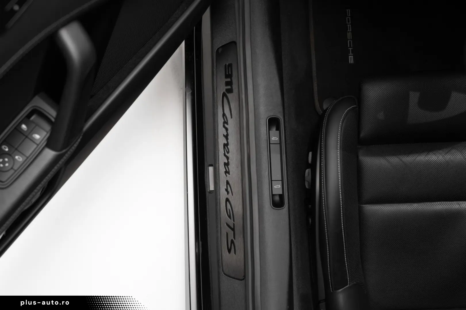 PORSCHE 911 Carrera 4 GTS