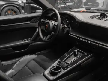 PORSCHE 911 Carrera 4 GTS