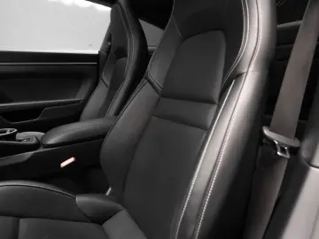 PORSCHE 911 Carrera 4 GTS