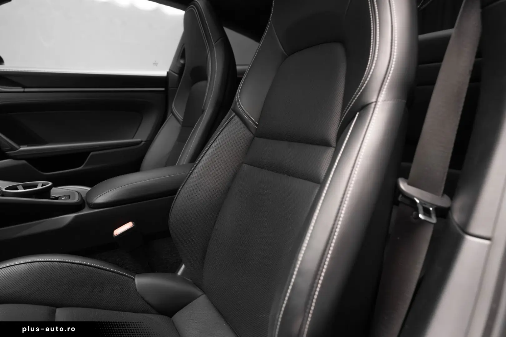 PORSCHE 911 Carrera 4 GTS