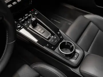 PORSCHE 911 Carrera 4 GTS