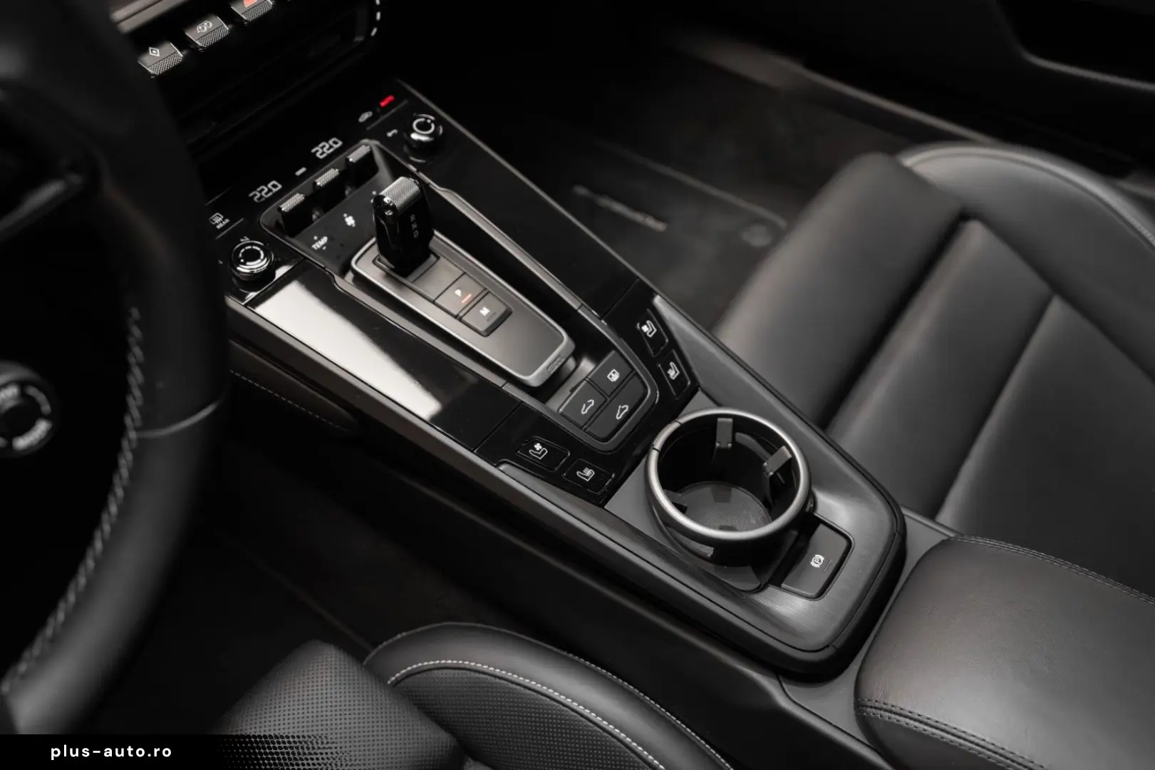 PORSCHE 911 Carrera 4 GTS