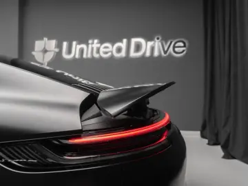 PORSCHE 911 Carrera 4 GTS