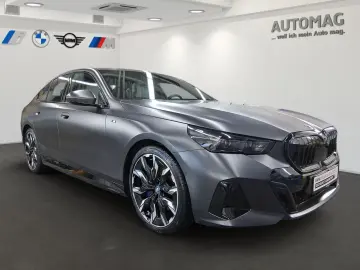 BMW 550e xDrive Limousine FrozenDeep DrivAssProf Par