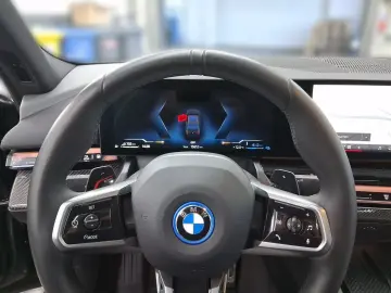 BMW 550e xDrive Limousine FrozenDeep DrivAssProf Par