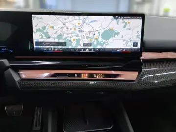 BMW 550e xDrive Limousine FrozenDeep DrivAssProf Par