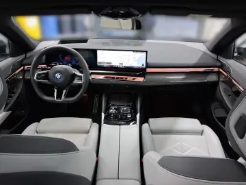 BMW 550e xDrive Limousine FrozenDeep DrivAssProf Par