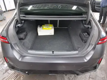 BMW 550e xDrive Limousine FrozenDeep DrivAssProf Par