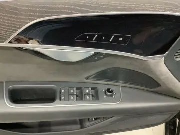 AUDI A8 60 TFSIe Q LANG MATRIX PANO TV STDHZG