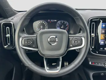 VOLVO XC40 B5 R-Design