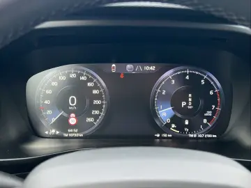 VOLVO XC40 B5 R-Design