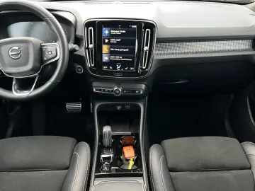 VOLVO XC40 B5 R-Design