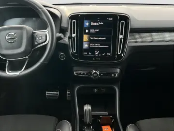 VOLVO XC40 B5 R-Design