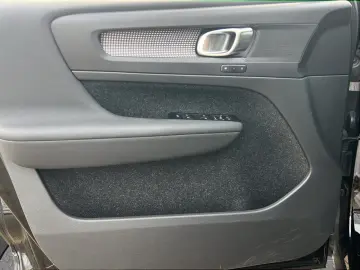 VOLVO XC40 B5 R-Design