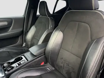 VOLVO XC40 B5 R-Design