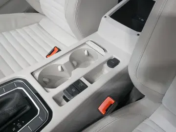 VW Passat Variant Elegance 4Motion ACC MATRIX AHK