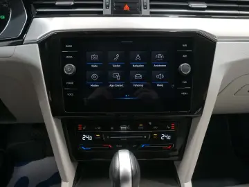 VW Passat Variant Elegance 4Motion ACC MATRIX AHK