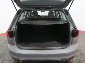 VW Passat Variant Elegance 4Motion ACC MATRIX AHK