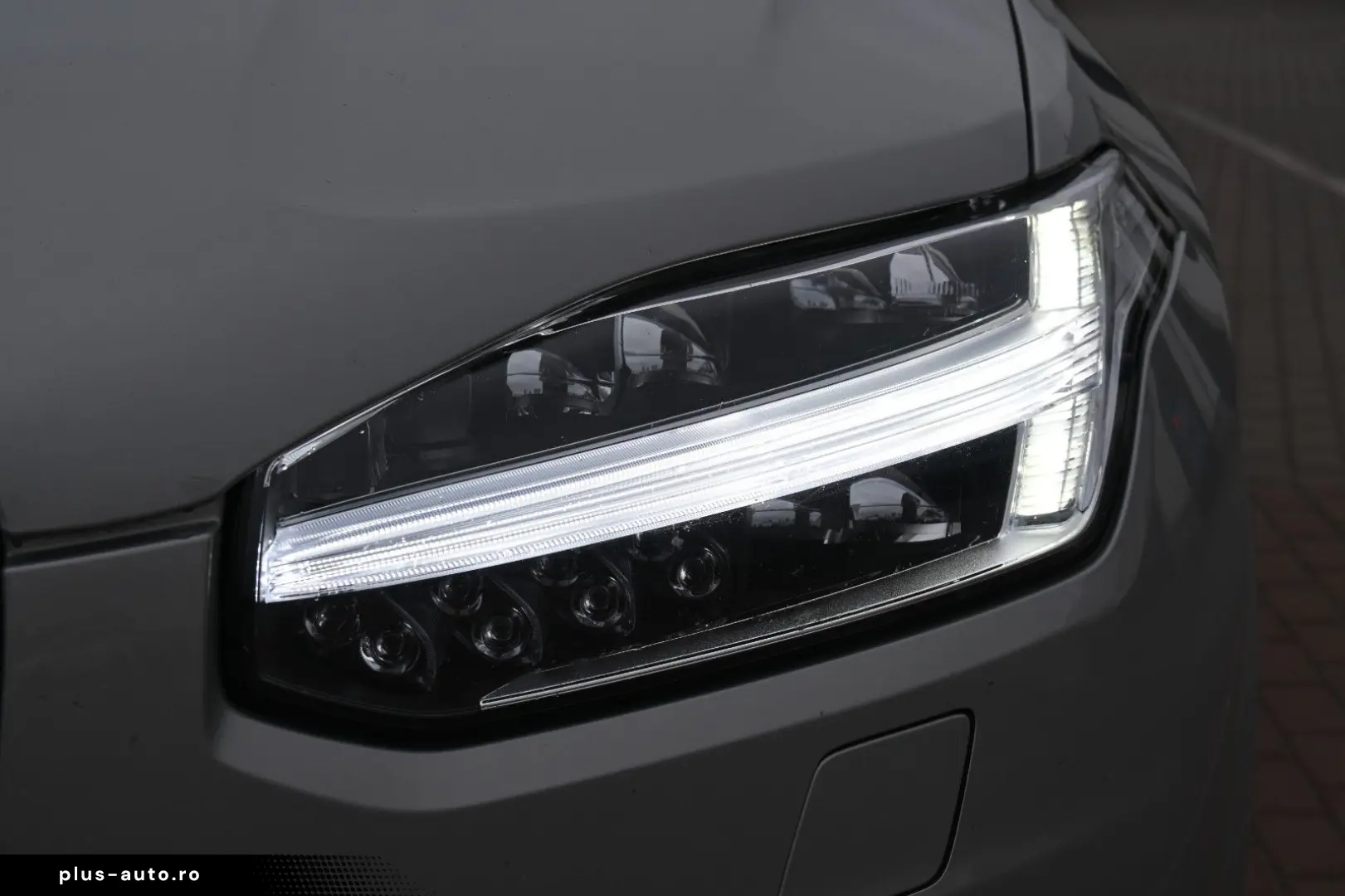 VOLVO B5 AWD Ultimate Dark