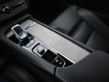 VOLVO B5 AWD Ultimate Dark