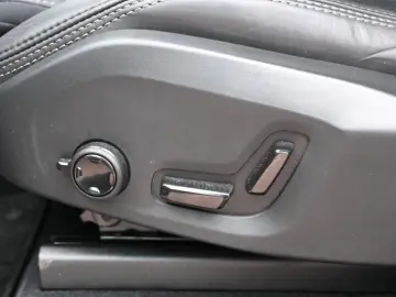 VOLVO B5 AWD Ultimate Dark