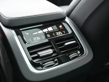 VOLVO B5 AWD Ultimate Dark