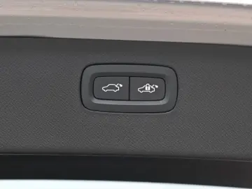 VOLVO B5 AWD Ultimate Dark