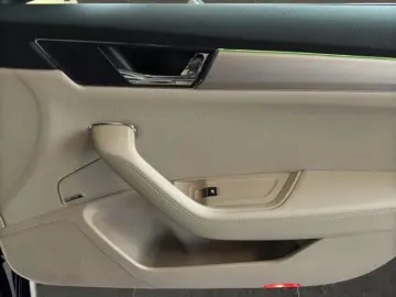 SKODA Superb Combi L&K 2.0TSI DSG 4x4  StndHzg DCC Pan