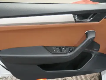 SKODA Superb Combi L&K 4x4 2.0 TSI ACC STDHZ MATRIX