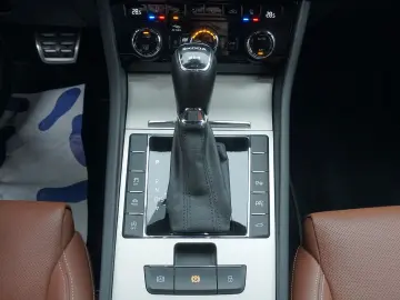 SKODA Superb Combi L&K 4x4 2.0 TSI ACC STDHZ MATRIX