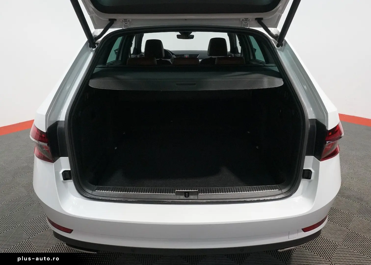 SKODA Superb Combi L&K 4x4 2.0 TSI ACC STDHZ MATRIX