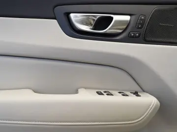 VOLVO XC60 B4 D AWD Plus Dark