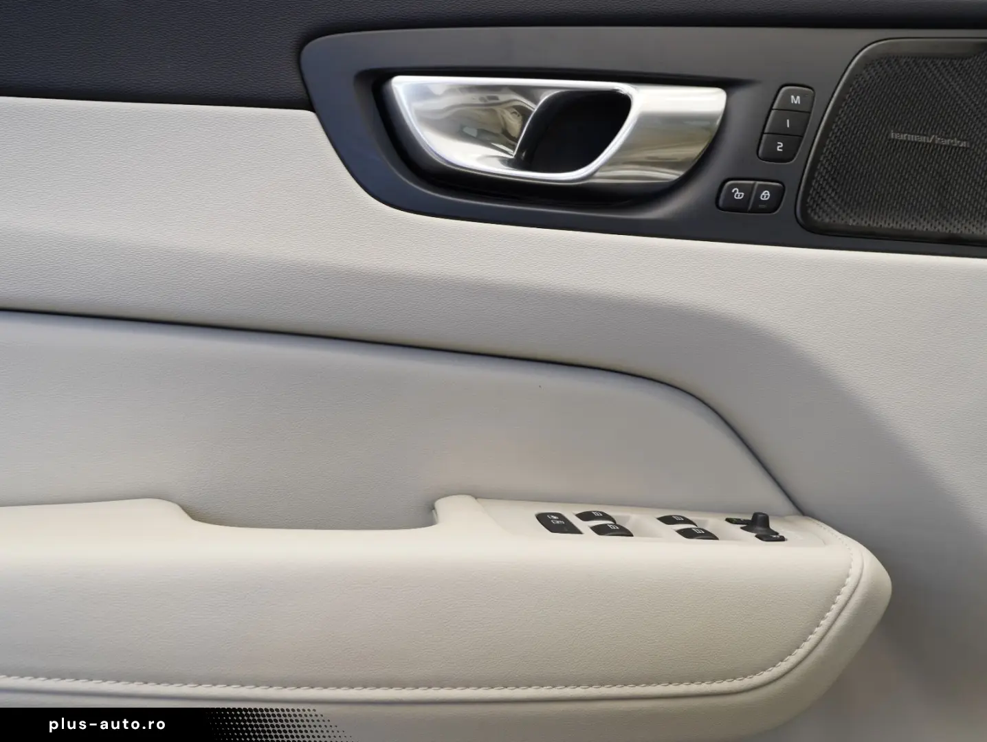 VOLVO XC60 B4 D AWD Plus Dark