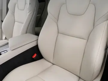 VOLVO XC60 B4 D AWD Plus Dark