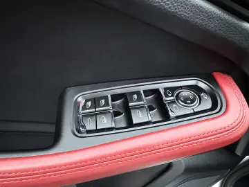 PORSCHE Macan 2.0 AWD Autom Navi LED KAM Leder Bicolor